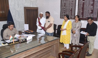 जनदर्शन : बड़ी संख्या में अपनी समस्याएं लेकर पहुंचे लोग, कलेक्टर ने संबंधित अधिकारियों को मौके पर किया वाट्सएप निराकरण के दिए निर्देश, लगभग दो सौ लोगों ने की मुलाकात