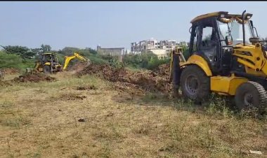 *प्रदेश के बड़े शराब कारोबारी ने तालाब पाट कर बना दिया था मैदान, प्रशासन की टीम ने निगम अमले और भारी पुलिस बल के साथ मौके पर पहुंच  खुदाई करवा कर वापस लाया मूल स्वरूप में* 