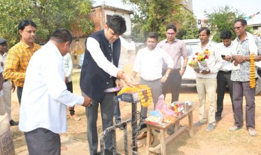 *मुंगेली जिले में समर्थन मूल्य पर धान खरीदी शुरू, किसानों में धान खरीदी को लेकर भारी उत्साह*  *कलेक्टर पहुंचे दाऊपारा और कोदवाबानी खरीदी केंद्र, किसानों का पुष्पमाला और गुलाल लगाकर किया स्वागत