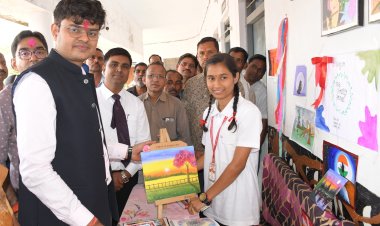 *बच्चों को अच्छी शिक्षा के साथ संस्कार देना भी महत्वपूर्ण - कलेक्टर*  *बाल दिवस कार्यक्रम में शामिल हुए कलेक्टर, बच्चों को दी बधाई*