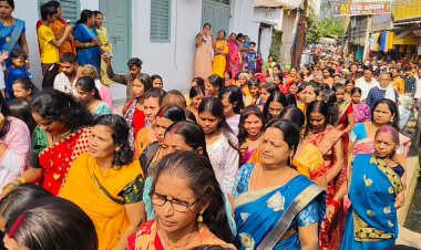 *माता परमेश्वरी सेवा खेवा चित जलभराव दर्शन के लिए उमड़ी भीड* जल भराव में साक्षात देती है समाज के कुल देवी माता परमेश्वरी दर्शन,समाज में पीढ़ी दर पीढ़ी चली आ रही है परम्पराए