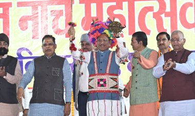 *47 वाँ राउत नाचा महोत्सव: गड़वा बाजा की धुन पर दिखा अस्त्र शस्त्र और श्रृंगार का अद्भुत संगम*,नाचा की पारंपरिक वेशभूषा में दिखे मुख्यमंत्री*,कहा नाचा राउत के शौर्य, गौरव, और समृद्धि सांस्कृतिक परंपरा का प्रतीक