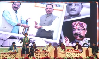 बिलासपुर मे आयोजित कवि सम्मलेन कार्यक्रम मे पहुचे प्रदेश के मुख्यमंत्री विष्णु देव साय,कवियों की प्रस्तुति जारी