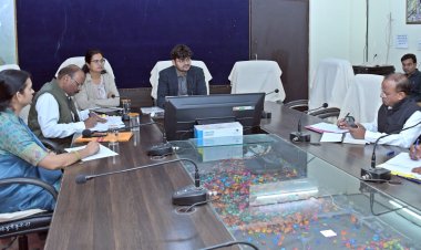 *कलेक्टर ने कहा बारदाने और टोकन के लिए किसानों को ना हो कोई समस्या* *अनुपस्थित अधिकारियों को शोकाज नोटिस जारी करने दिए निर्देश