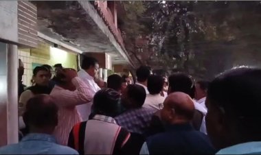 *बड़ी ख़बर: कांग्रेस भवन में पीसीसी महामंत्री और पूर्व मेयर आपस में भिड़े, जमकर गालीगलौच, जमकर बवाल,विधायक अटल ने दोनों नेताओं को अलग कराया, अध्यक्ष दीपक बैज भी थे मौजूद*