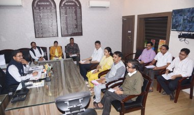 *धान खरीदी को लेकर कलेक्टर ने की समीक्षा, जिले में अब तक 135 करोड़ के 43 हजार टन धान की खरीदी*,केन्द्रों में दिन ब दिन बढ़ रही धान की आवक,15 लाख रुपए के 470 क्विंटल अवैध धान जप्त