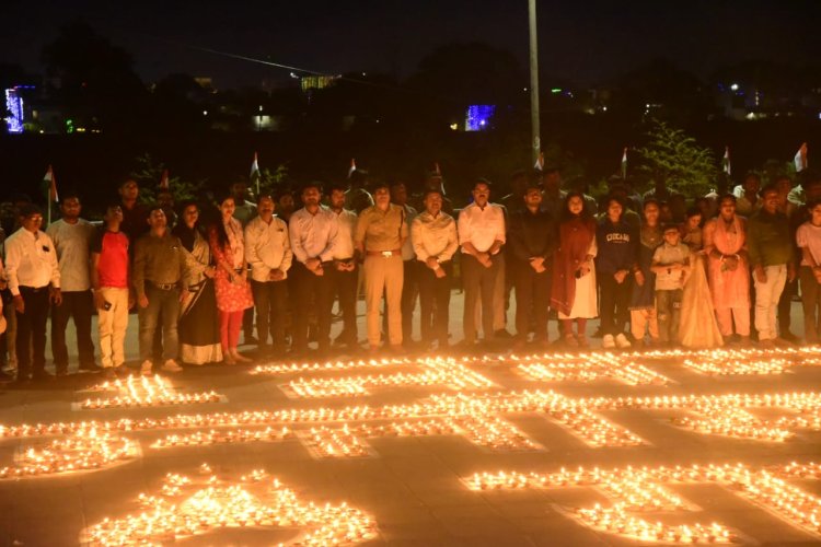 *राज्य स्थापना दिवस: दीयों से जगमग हो उठा बिलासपुर,कलेक्टर - एसपी समेत आला अधिकारियों ने जलाया दीप* दस हजार दीपों की श्रृंखला से रोशन हुआ अरपा रिवर व्यू*