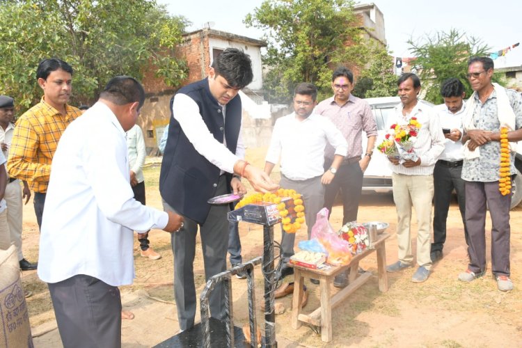 *मुंगेली जिले में समर्थन मूल्य पर धान खरीदी शुरू, किसानों में धान खरीदी को लेकर भारी उत्साह*  *कलेक्टर पहुंचे दाऊपारा और कोदवाबानी खरीदी केंद्र, किसानों का पुष्पमाला और गुलाल लगाकर किया स्वागत