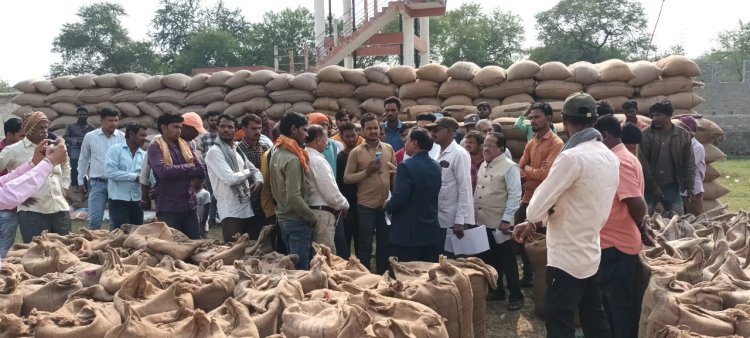 तौल में पायी गड़बड़ी खरीदी प्रभारी को निलंबित करने दिए निर्देश,आंगनबाड़ी में नहीं मिले एक भी बच्चे, सुपरवाईजर निलंबित*, कमिश्नर ने निरीक्षण के बाद की कार्रवाई,वार्चक नामावली पुनरीक्षण का भी किया अवलोकन