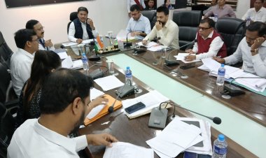 *कलेक्टर अवनीश शरण ने ली राजस्व अधिकारियों की बैठक, तेजी से मामले निपटाने के दिए निर्देश*