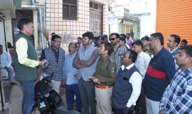 *जिला प्रशासन की अभिनव पहल ‘‘वार्ड चलो अभियान’’*  *कलेक्टर, एसपी और नगर पालिका अध्यक्ष ने मुंगेली नगर के विभिन्न वार्डों में जाकर नागरिकों की सुनी समस्याएं*  *वार्डवासियों की साफ-सफाई, पानी, बिजली, अतिक्रमण आदि समस्याओं का त्वरित निराकरण के दिए निर्देश*  *वार्डों में स्वच्छता रखने बनाए गए ब्रांड एम्बेसडर