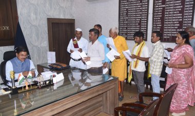 *जनदर्शन में कलेक्टर ने सुनी लोगों की समस्याएं, धान खरीदी, जाति निवास, सड़क, बिजली को लेकर लोगों ने की शिकायत,कई अधिकारियों को कलेक्टर अवनीश शरण ने तत्काल किया वॉट्स एप निराकरण दिए निर्देश*