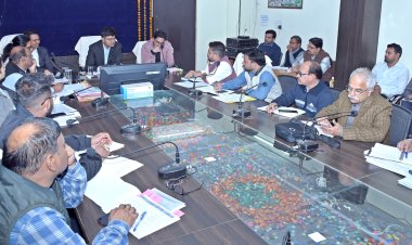 *आवास कार्य में लापरवाही पर जिला समन्वयक को नोटिस जारी, कलेक्टर ने सड़क सहित विभिन्न निर्माण कार्यों को गुणवत्ता के साथ तेजी से पूरा करने दिए निर्देश*