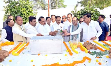 *मुख्यमंत्री साय लालपुर धाम में गुरू घासीदास जयंती समारोह में हुए शामिल,मंदिर और जैतखाम की पूजा-अर्चना कर प्रदेश की खुशहाली और समृद्धि की कामना की,गुरू घासीदास मंदिर के जीर्णोद्धार के लिए की 50 लाख रूपए की घोषणा*