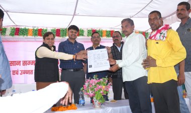 *सुशासन के एक वर्ष पूर्ण होने पर जिला स्तरीय किसान सम्मेलन एवं कृषकों का सम्मान कार्यक्रम आयोजित*  *मुंगेली के कृषि उपज मंडी में आयोजित हुआ कार्यक्रम