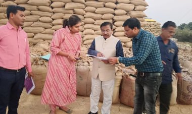 *संभाग कमिश्नर ने माइक्रो एटीएम का अधिक उपयोग करने निर्देश,कहा धान परिवहन की गति बढ़ाएं*