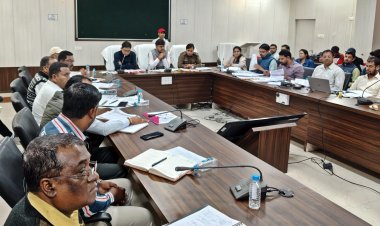 *जिले में स्वीकृत शतप्रतिशत आवासों का निर्माण कार्य शीघ्र शुरू करें - कलेक्टर