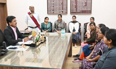 *कर्मचारी जनदर्शन में कलेक्टर ने अधिकारी-कर्मचारियों की सुनी समस्याएं,संबंधित विभागों को जल्द निराकरण के दिए निर्देश*  