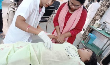 कार ने बाइक सवार को मारी टक्कर, 3 घायल