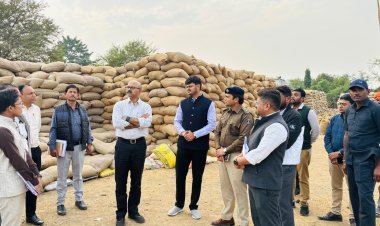 *खाद्य सचिव अन्बलगन पी.ने जिले के विभिन्न धान खरीदी केन्द्रों का किया निरीक्षण*  *धान से भरे बारदानों को मशीन से सिलाई कराने दिए निर्देश