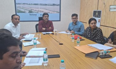 *कलेक्टर ने की धान खरीदी की समीक्षा, केंद्र प्रभारी को हटाने दिए निर्देश*बेमौसम बारिश से धान को बचाने रहें सतर्क,बिचौलियों के विरुद्ध कार्रवाई में और तेज़ी लाएं*