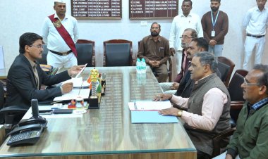 *कर्मचारी जनदर्षन में कलेक्टर ने अधिकारी-कर्मचारियों की सुनी समस्याएं*