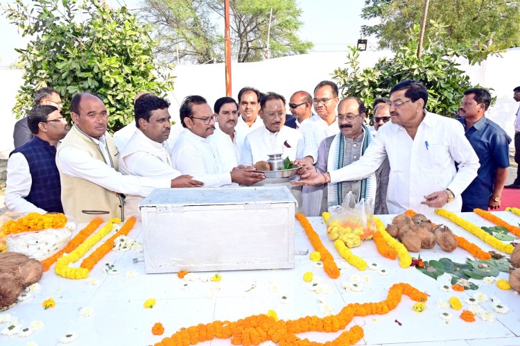 *मुख्यमंत्री साय लालपुर धाम में गुरू घासीदास जयंती समारोह में हुए शामिल,मंदिर और जैतखाम की पूजा-अर्चना कर प्रदेश की खुशहाली और समृद्धि की कामना की,गुरू घासीदास मंदिर के जीर्णोद्धार के लिए की 50 लाख रूपए की घोषणा*