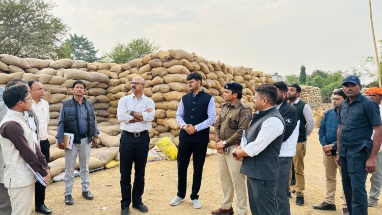 *खाद्य सचिव अन्बलगन पी.ने जिले के विभिन्न धान खरीदी केन्द्रों का किया निरीक्षण*  *धान से भरे बारदानों को मशीन से सिलाई कराने दिए निर्देश