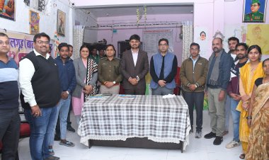 *कलेक्टर-पुलिस अधीक्षक ने बालगृह के बच्चों के साथ केक काटकर मनाया नववर्ष, दी बधाई*  *बच्चों को उपहार स्वरूप पाठ्य सामग्री प्रदान कर बेहतर पढ़ाई करने के लिए किया प्रेरित*