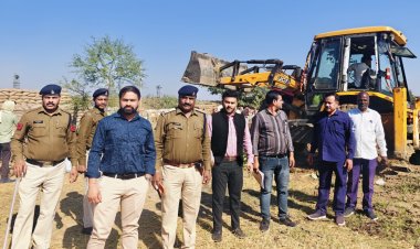 *सरगांव के ग्राम बावली में शासकीय भूमि से अतिक्रमण हटाने की हुई कार्रवाई*  *3.50 एकड़ शासकीय जमीन को कराया गया मुक्त