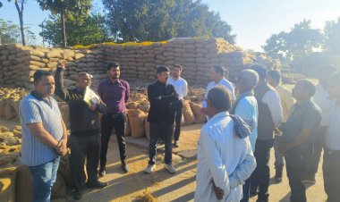 *पूर्व प्रबंधक किसानों का टोकन लेकर पहुंचा था धान बेचने, संचालक ने दिए जांच एवं सत्यापन के निर्देश*,खाद्य संचालक जितेंद्र शुक्ला ने धान खरीदी केन्द्रों का लिया जायज़ा,लिंगियाडीह वेयर हाउस गोदाम का किया निरीक्षण