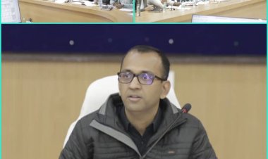 *कलेक्टर ने राजस्व विभाग की बैठक में अधिकारियों को लगाई फटकार, शासकीय भूमि के रिकार्ड में हेरफेर करने वालों पर कड़ी कार्यवाही के निर्देश। सीमांकन के सभी लंबित प्रकरणों को एक माह में निराकरण करने दिए निर्देश*