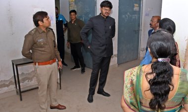 *स्कूल में गंदगी और अव्यवस्था पर कलेक्टर ने जताई नाराजगी*  *प्रिंसिपल और स्टॉफ पर कार्रवाई के निर्देश, खुले बिजली बोर्ड और टूटी बटन पर जताई चिंता