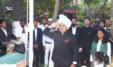 *कलेक्टर ने कम्पोजिट बिल्डिंग एवं कलेक्टोरेट में फहराया तिरंगा*