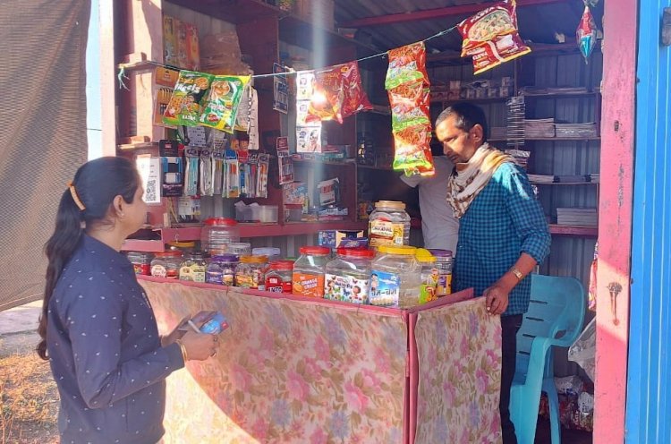 *स्कूलों के पास बिक रहे थे तंबाकू पान मसाला,उत्पादों का विक्रय करते पाए जाने पर जिला प्रशासन की गई ताबड़तोड़ कार्रवाई*  *तंबाकू उत्पादों को जप्त कर की जा रही बाण्ड ओवर की कार्रवाई