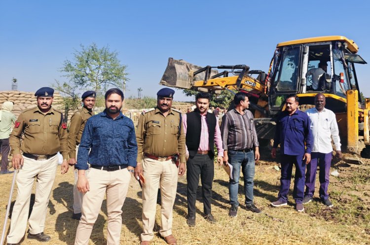 *सरगांव के ग्राम बावली में शासकीय भूमि से अतिक्रमण हटाने की हुई कार्रवाई*  *3.50 एकड़ शासकीय जमीन को कराया गया मुक्त