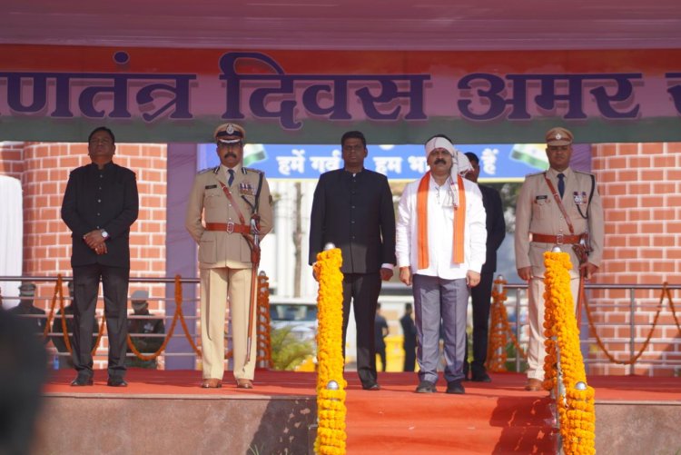 *उपमुख्यमंत्री  विजय शर्मा ने गणतंत्र दिवस पर जगदलपुर में फहराया राष्ट्रीय ध्वज*