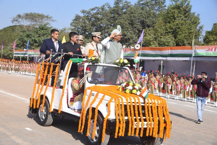 *76 वें गणतंत्र दिवस पर वित्त मंत्री ओपी चौधरी ने फहराया तिरंगा,पुलिस परेड ग्राउंड में गरिमामय समारोह का आयोजन*,शहीदों के परिजनों का किया सम्मान *स्कूली बच्चों ने दी रंगारंग कार्यक्रमों की प्रस्तुति*