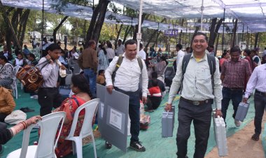 *मतदान दल रवाना: राज्य निर्वाचन आयुक्त अजय सिंह ने की मतदान तैयारियों की समीक्षा,स्ट्रांग रूम का लिया जायजा*,मतदान दलों को हरी झंडी दिखाकर किया रवाना