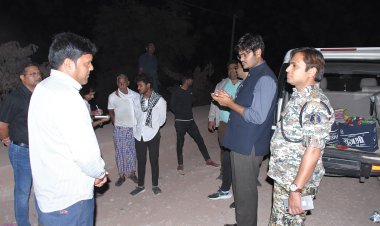 *पंचायत चुनाव के पहले हुई बड़ी कार्रवाई, मुख्य मार्ग पर कलेक्टर-एसपी ने स्कॉर्पियो रुकवाकर की जांच, गाड़ी के अंदर बड़ी मात्रा में मिली साड़ीयां और मिठाई, कार्रवाई जारी*