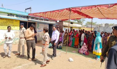 *कलेक्टर ने करही स्थित आदर्श मतदान केंद्र में किया मतदान,मतदान केंद्र में व्यवस्थाओं का किया अवलोकन, बढ़ चढ़कर मतदान करने मतदाताओं से की अपील*