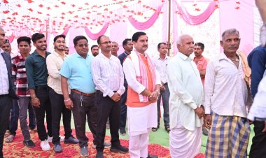 *केन्द्रीय राज्यमंत्री तोखन साहू ने सपरिवार गृह ग्राम मे पंचायत चुनाव के लिए किया मतदान*