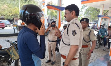 एसपी रजनेश सिंह ने पुलिस पेट्रोल पंप के कर्मचारियों को किया हेलमेट का वितरण*,पुलिस अधीक्षक की अपील बिना हेलमेट पेट्रोल नहीं दे पंप संचालक