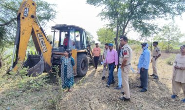 *बड़ी खबर :अवैध रूप से शराब निर्माण करने वाले कोचीया के मकान में चला प्रशासन का बुलडोजर, फैक्ट्री जमींदोज*