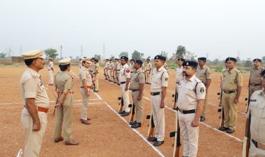 मुंगेली पुलिस अधीक्षक ने  जिले के पुलिसकर्मियो को कराये गये परेड एंव मार्चपास्ट