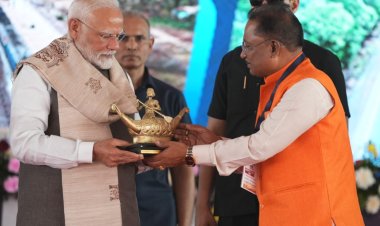 *मुख्यमंत्री विष्णुदेव साय ने प्रधानमंत्री  नरेंद्र मोदी को छत्तीसगढ़ की सांस्कृतिक पहचान और महिला सशक्तिकरण का प्रतीक किया भेंट!  बिलासा देवी केवट का मोमेंटो*