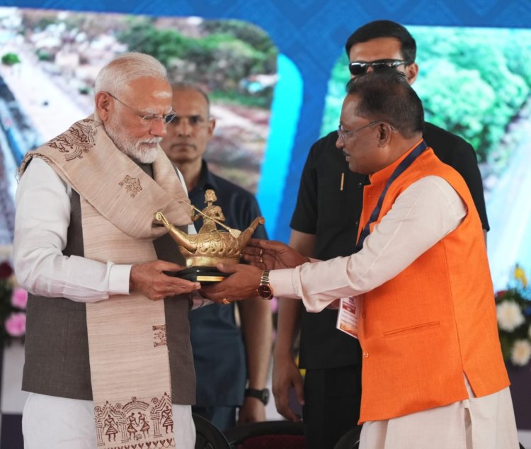 *मुख्यमंत्री विष्णुदेव साय ने प्रधानमंत्री नरेंद्र मोदी को छत्तीसगढ़ की सांस्कृतिक पहचान और महिला सशक्तिकरण का प्रतीक किया भेंट! बिलासा देवी केवट का मोमेंटो*