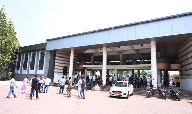 *कलेक्टर ने अस्पताल, बस स्टैण्ड एवं महिला आजीविका केन्द्र का किया निरीक्षण,बस स्टैण्ड में 15 मई तक यात्री सुविधाओं के सभी काम पूर्ण करने दिए निर्देश*