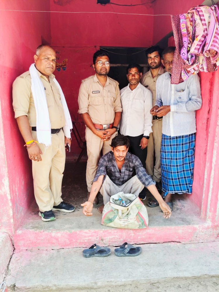 6.120 लीटर देशी प्लेन के साथ 6.50 लीटर कच्ची महुआ शराब जब्त