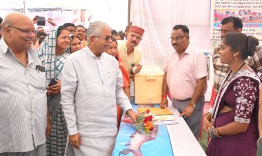 सुशासन तिहार शिविर में 03 हजार 322 आवेदनों का हुआ निराकरण* ,337 हितग्राहियों को विभिन्न योजनाओं से किया गया लाभान्वित